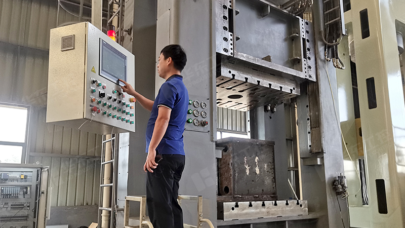 四柱液壓機控制系統中的PLC重要作用